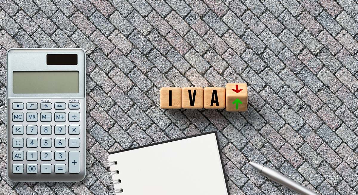 Cuadrados con la palabra IVA junto a una calculadora