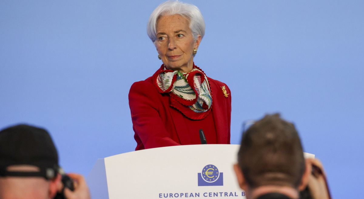 christine-lagarde-presidenta-banco-central-europeo-bce-rueda-prensa-atril-fotografos-16marzo2023-bloomberg-1200x655.jpg