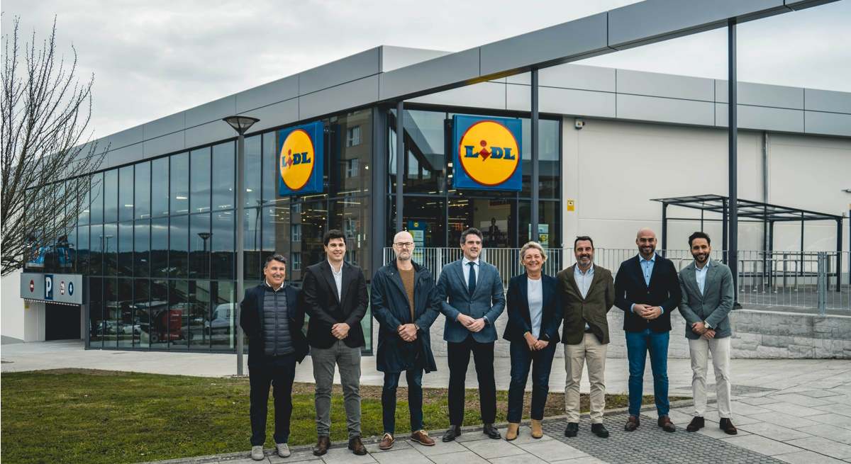 El director regional de Lidl en Galicia, Jaime Herrá, junto a autoridades en la apertura del suevo super en la ciudad de Lugo.