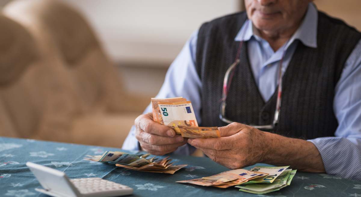pensionista cobrando la pension jubilado