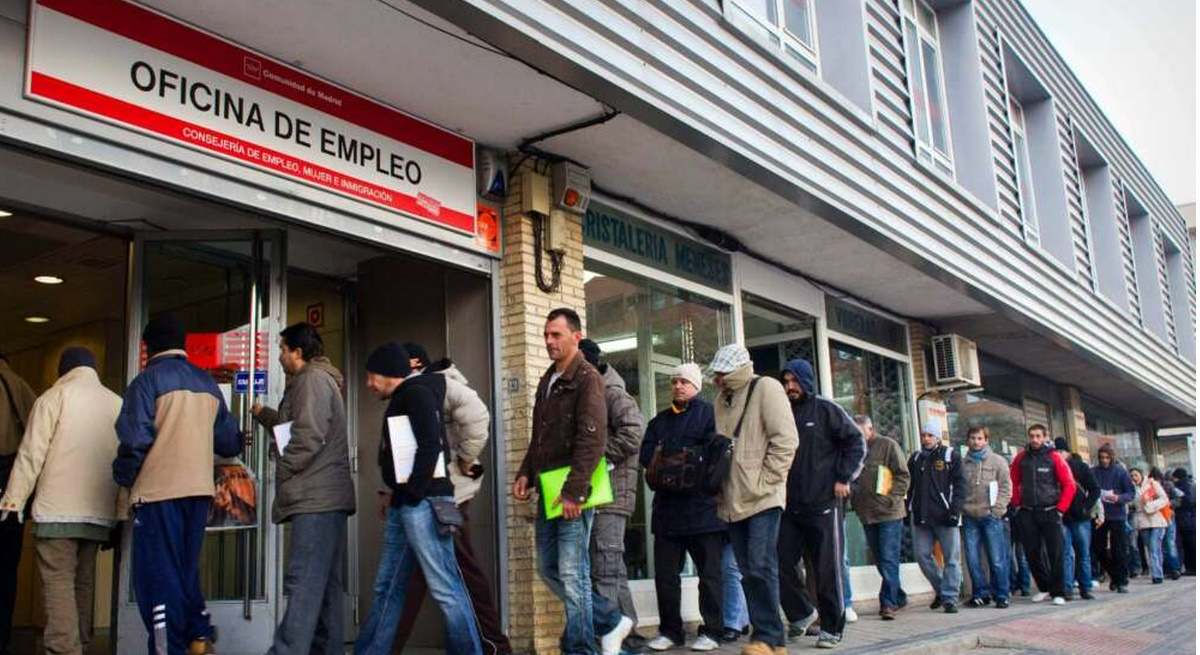 Personas a la cola en una oficina de empleo.