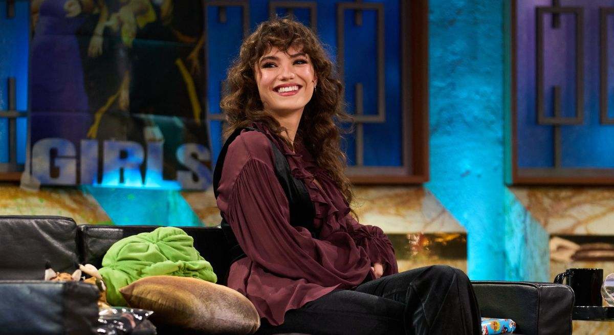 La actriz se sienta en el sofá de David Broncano con una blusa granate y pantalones negros