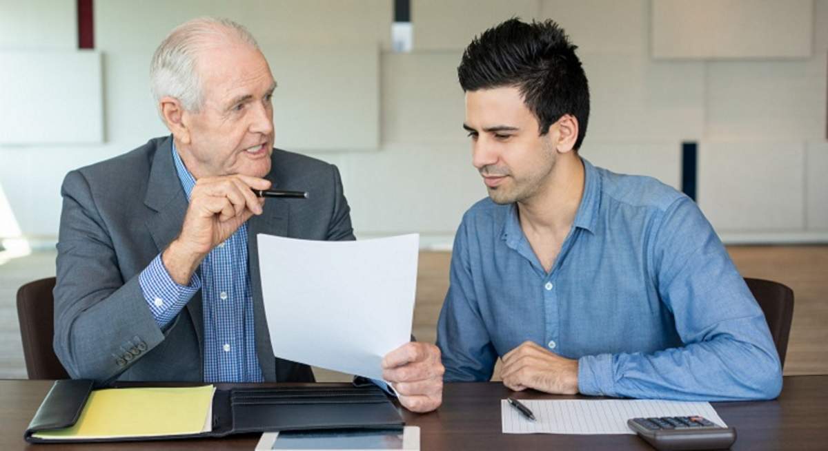 1200-x-655-Jubilado-con-contrato-de-relevo-y-joven-empleado-Istock.jpg