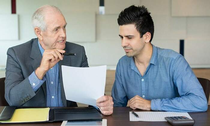 1200-x-655-Jubilado-con-contrato-de-relevo-y-joven-empleado-Istock.jpg