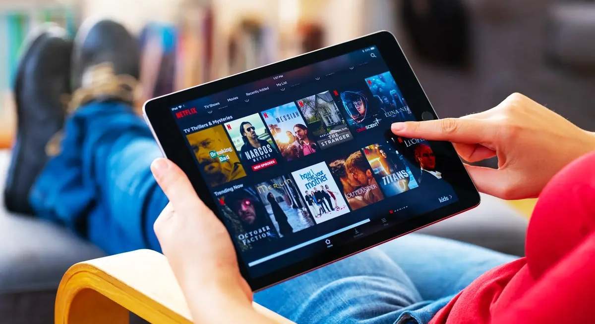 Una persona utiliza una tableta
