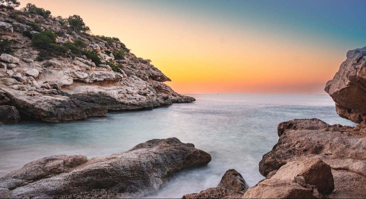 Cala de aguas cristalinas perfectas para hacer snorkel y ver a las criaturas marinas que viven en las rocas