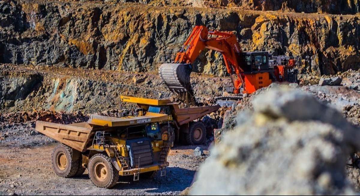 Carga de mineral en una instalación minera.