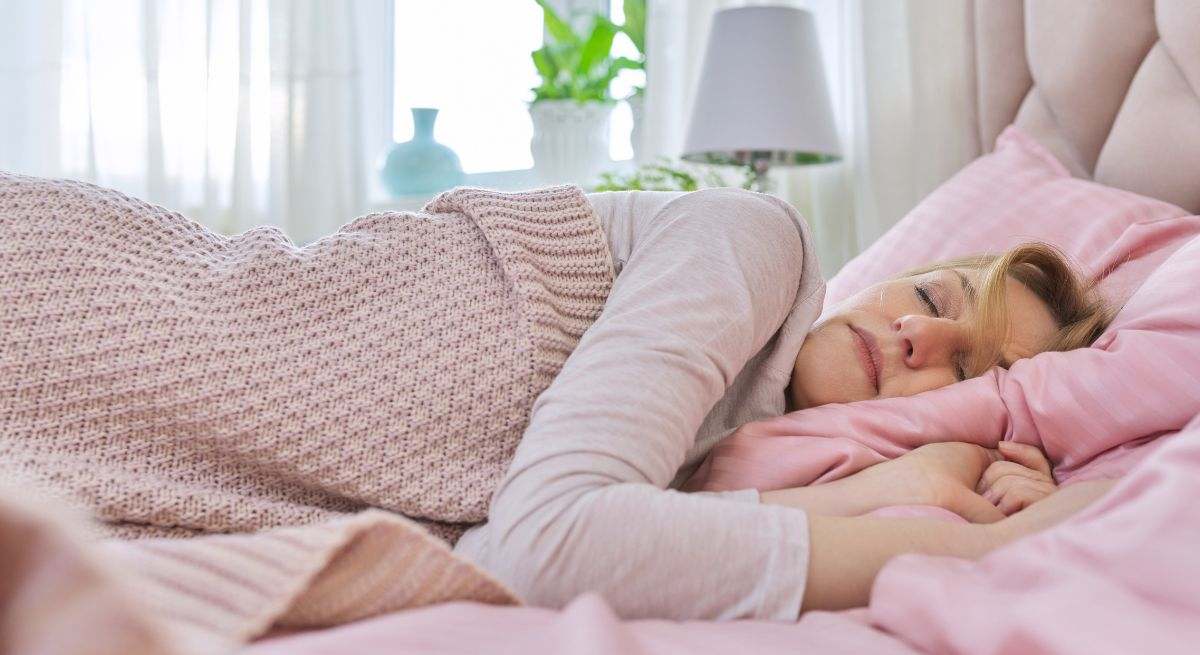 Una mujer duerme en su habitación plácidamente
