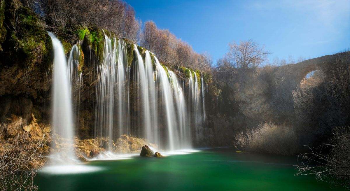Foto de la cascada del molino de san pedro con aguas verdosas