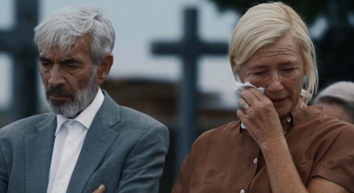 Imanol Arias y Ana Duato en el entierro de Herminia en Cuéntame