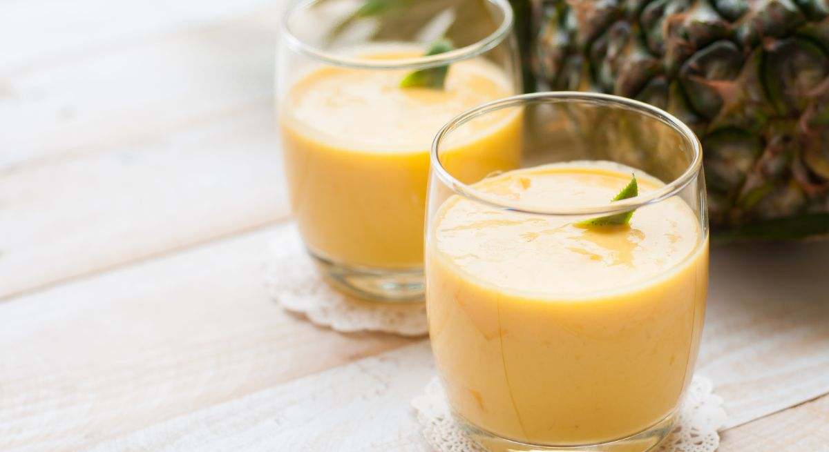 Zumo de piña, pepino, jengibre, limón y agua de coco