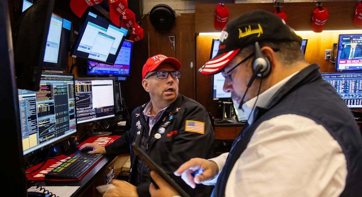 Operadores de Wall Street con gorras de apoyo a Trump