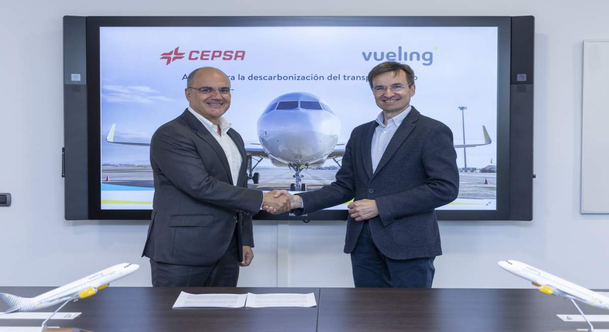 Cepsa-y-Vueling-se-alian-para-acelerar-la-descarbonizacion-del-transporte-aereo.jpg