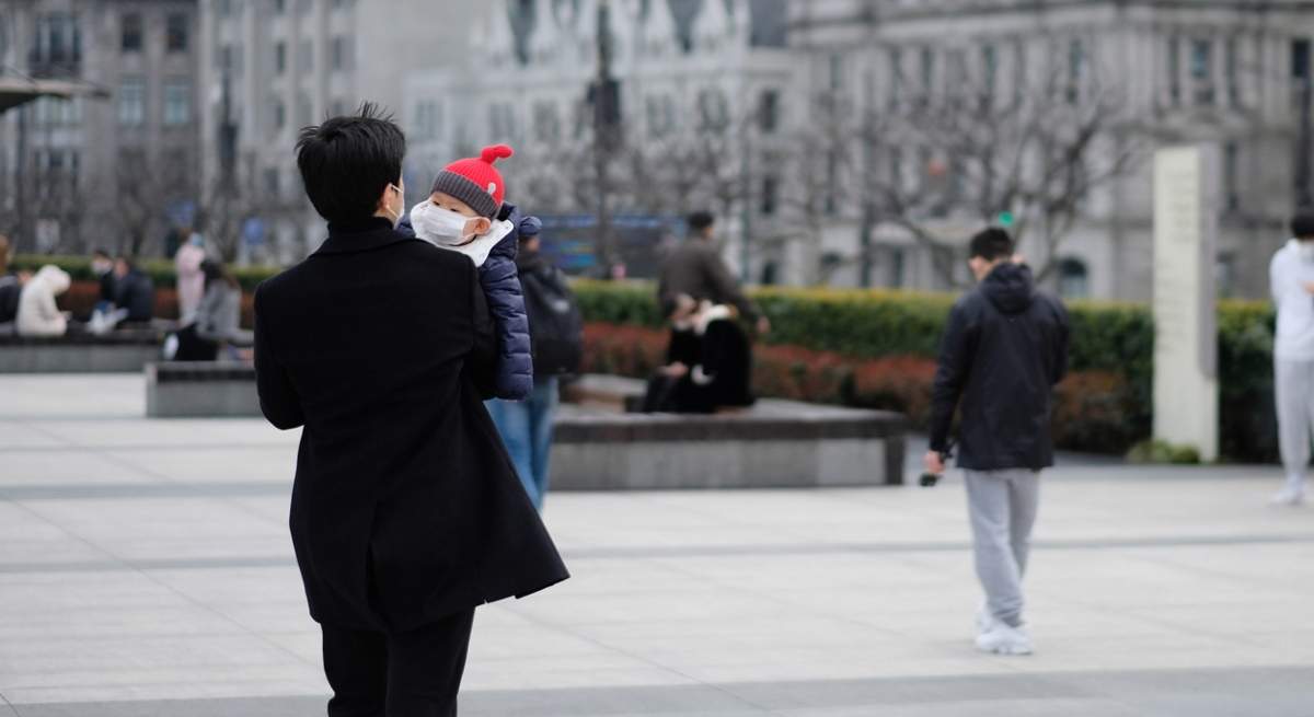 padre-bebe-china-calle-istock.jpg