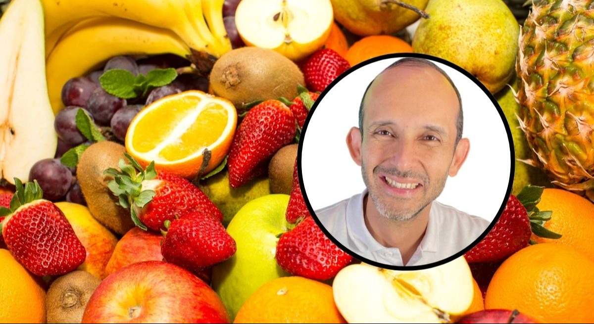 El endocrino Francisco O. Rosero sobre un fondo de frutas