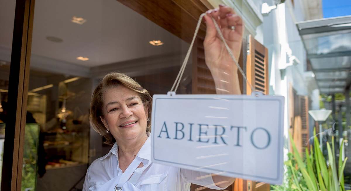Comerciante_abriendo_su_local_Istock.jpg