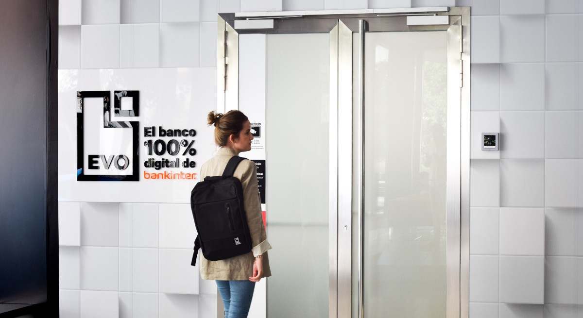 chica-oficina-EVO-1200.jpg