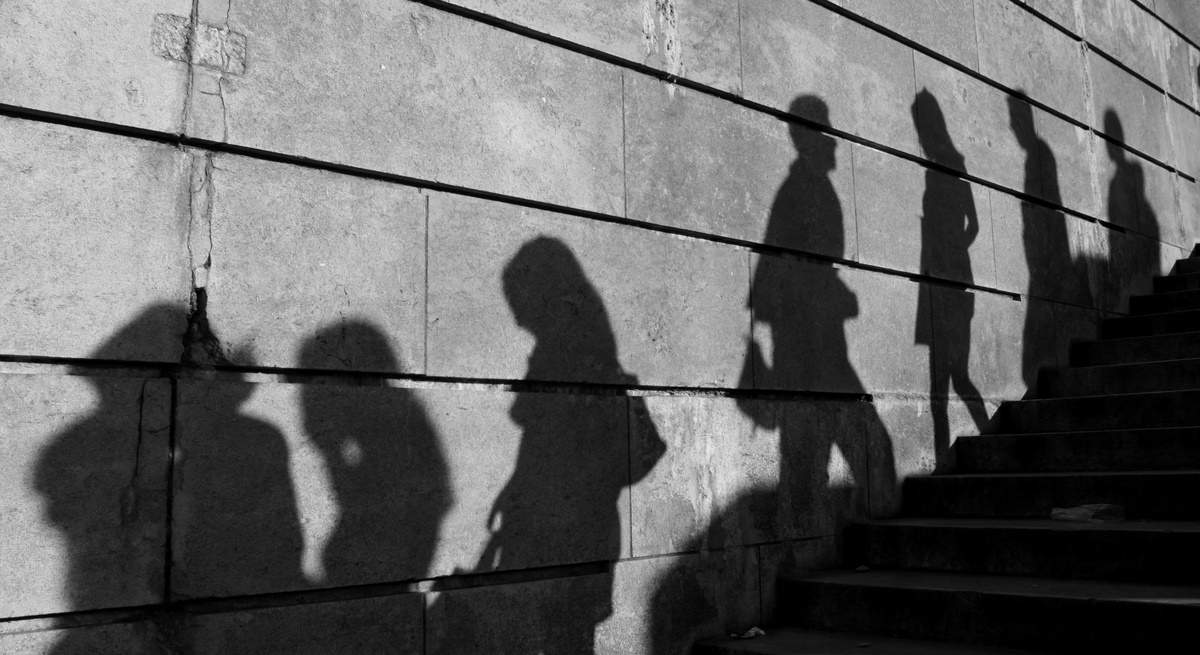 gente-sombras-escalera-istock.jpg