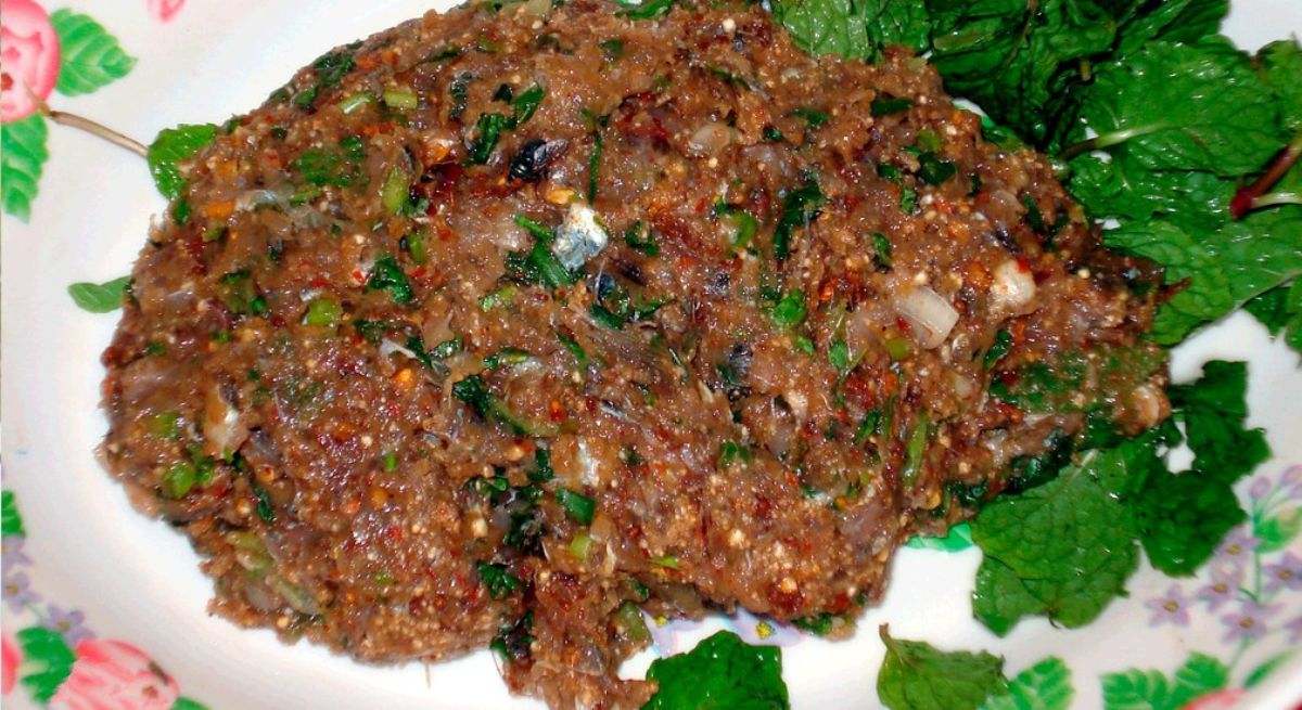 pasta preparada de una comida tailandesa marrón con trocitos de verduras