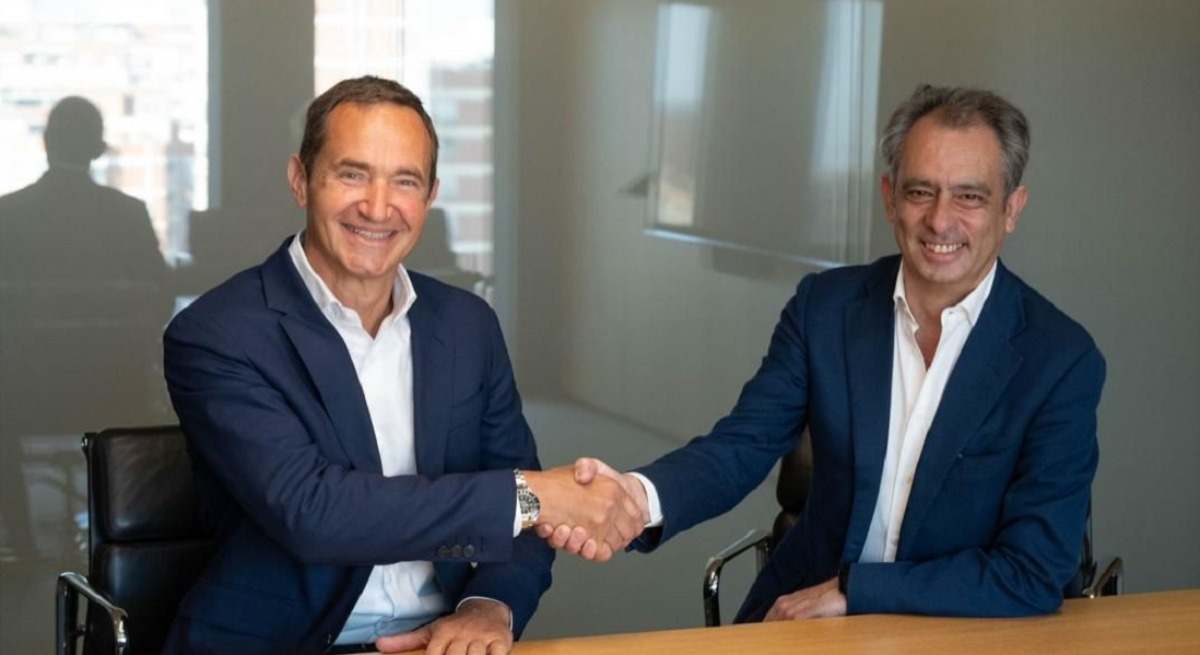 Pierre-Yves Sachet y Carlos Vecino en la firma de su acuerdo