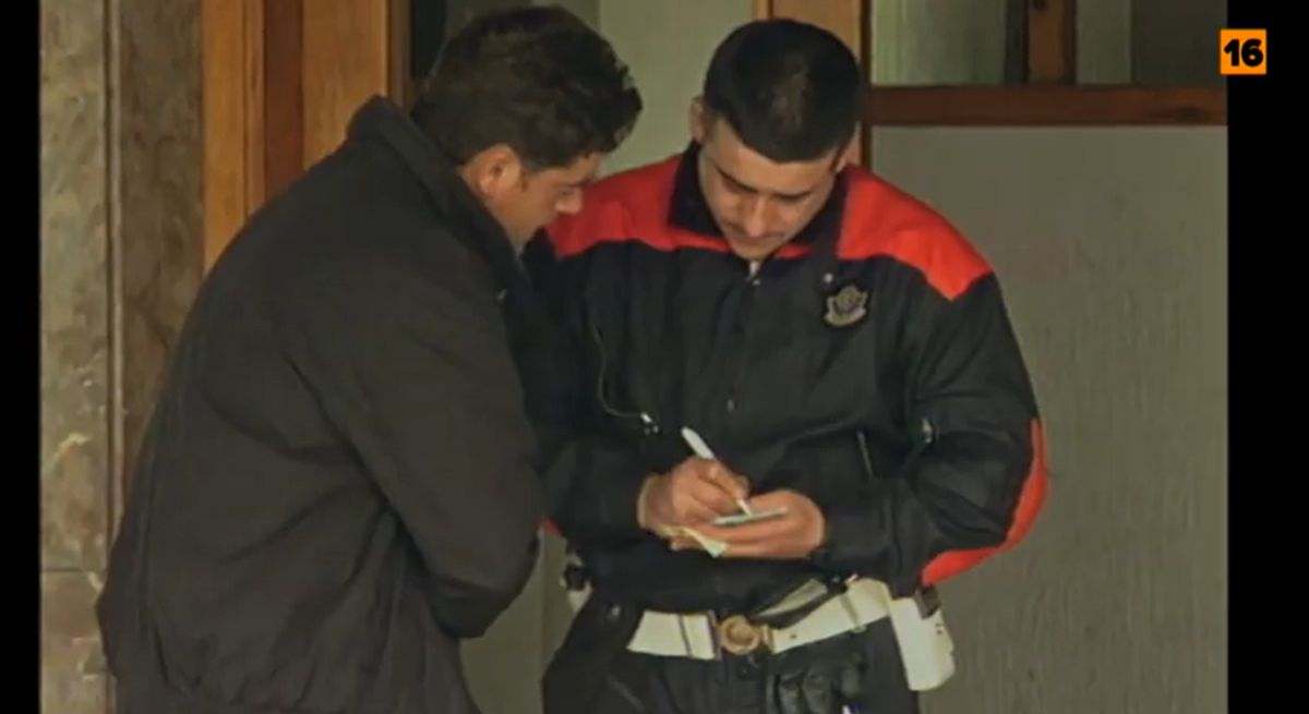 Policía interrogando a un hombre