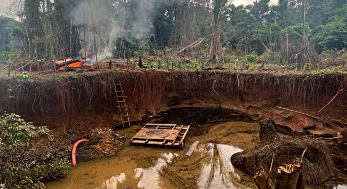 Un asentamiento minero ilegal en la Amazonia brasileña / Policía Federal de Brasil.