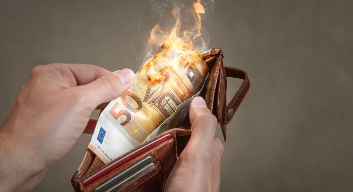 billete-dinero-fuego-istock.jpg