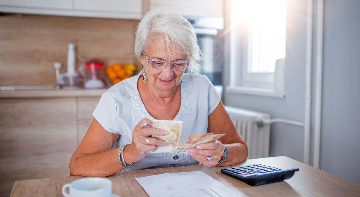Una mujer contando dinero