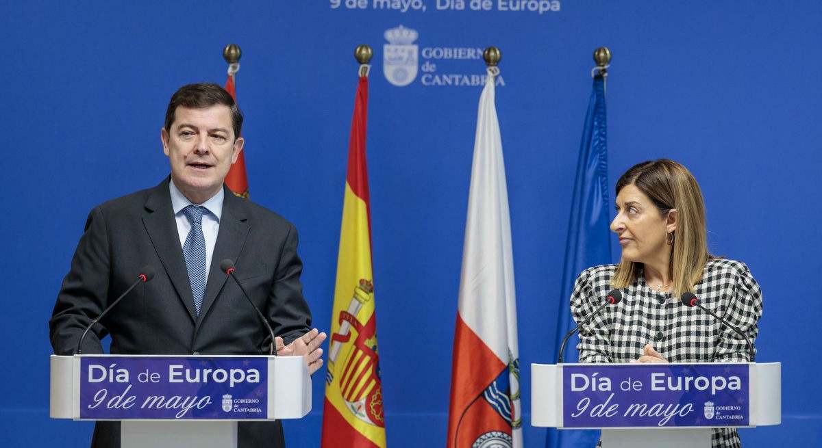 Mañueco y la presidenta de Cantabria, María José Sáenz de Buruaga
