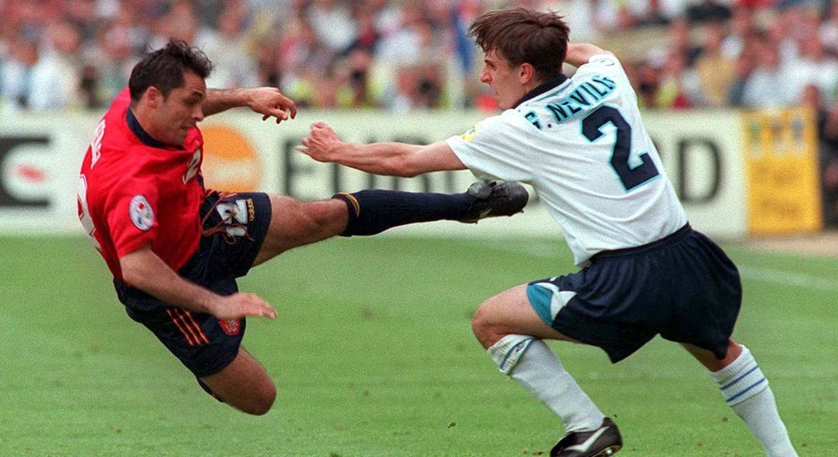 Sergi Barjuán y G. Neville disputan un balón en la Eurocopa de 1996