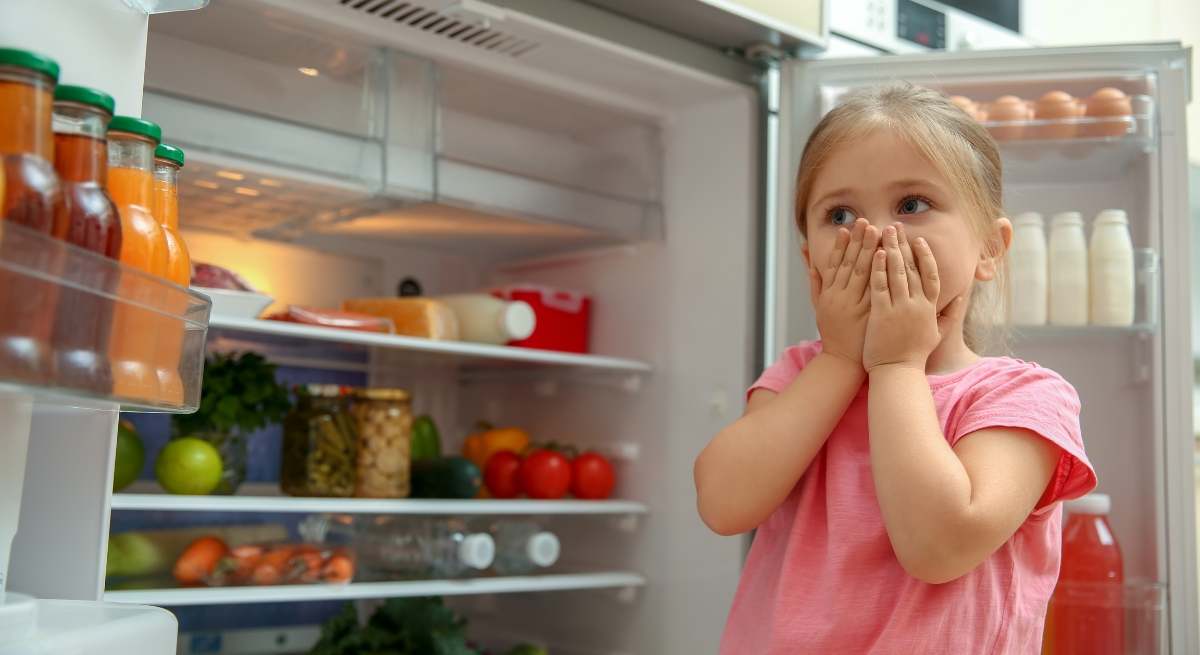 Nevera con alimentos en mal estado por el apagón eléctrico.