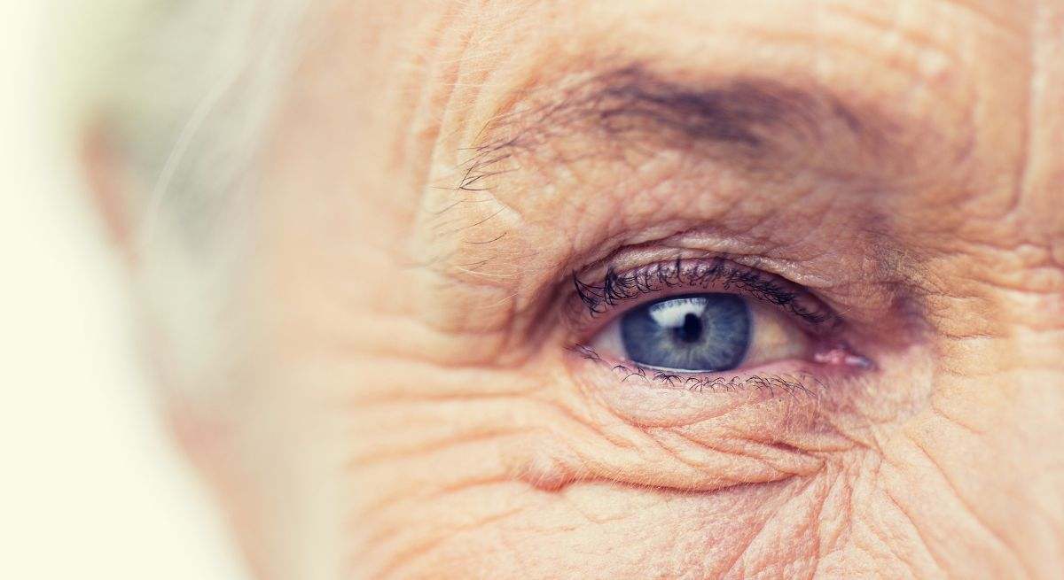 Una mujer de avanzada edad se muestra preocupada ante la cámara