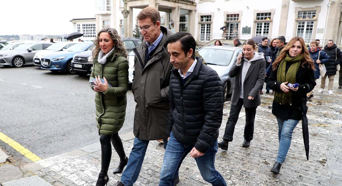 El presidente del PP, Alberto Núñez Feijóo, en Ferrol con la candidata por A Coruña, Martina Aneiros, y el alcalde de la ciudad, José Manuel Rey Varela.