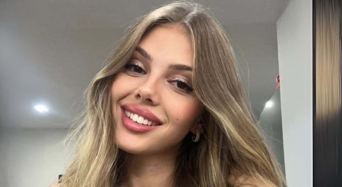 La influencer rubia posando ante la cámara