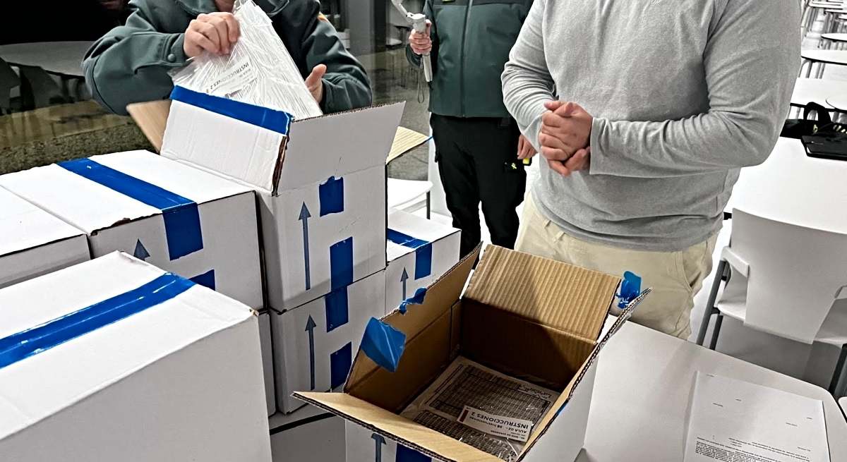 Agentes de la Guardia Civil comprueban las cajas que contienen las pruebas de oposición /EP