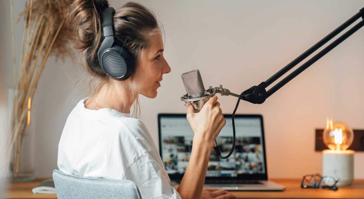 podcaster-grabacion-microfono-1200-dreamstime.jpg