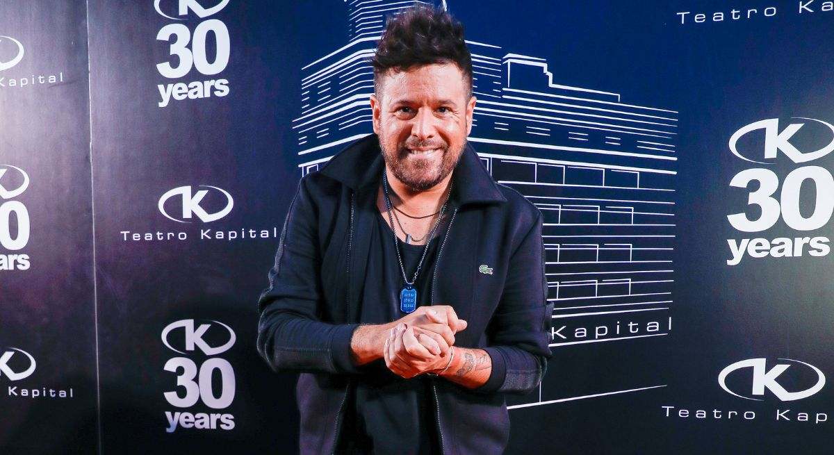 El cantante posando en un photocall