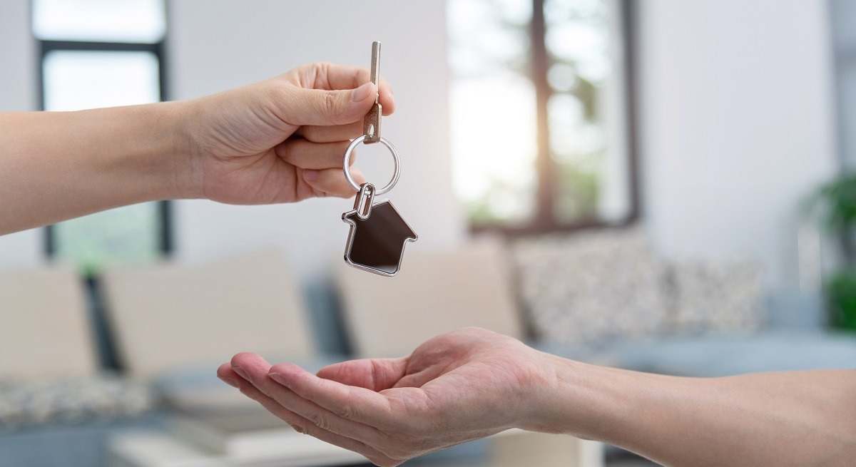 Una persona entrega las llaves de una vivienda