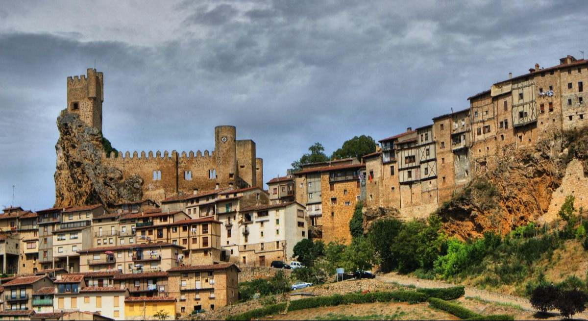 La ciudad de frías con su castillo sobre un riesco