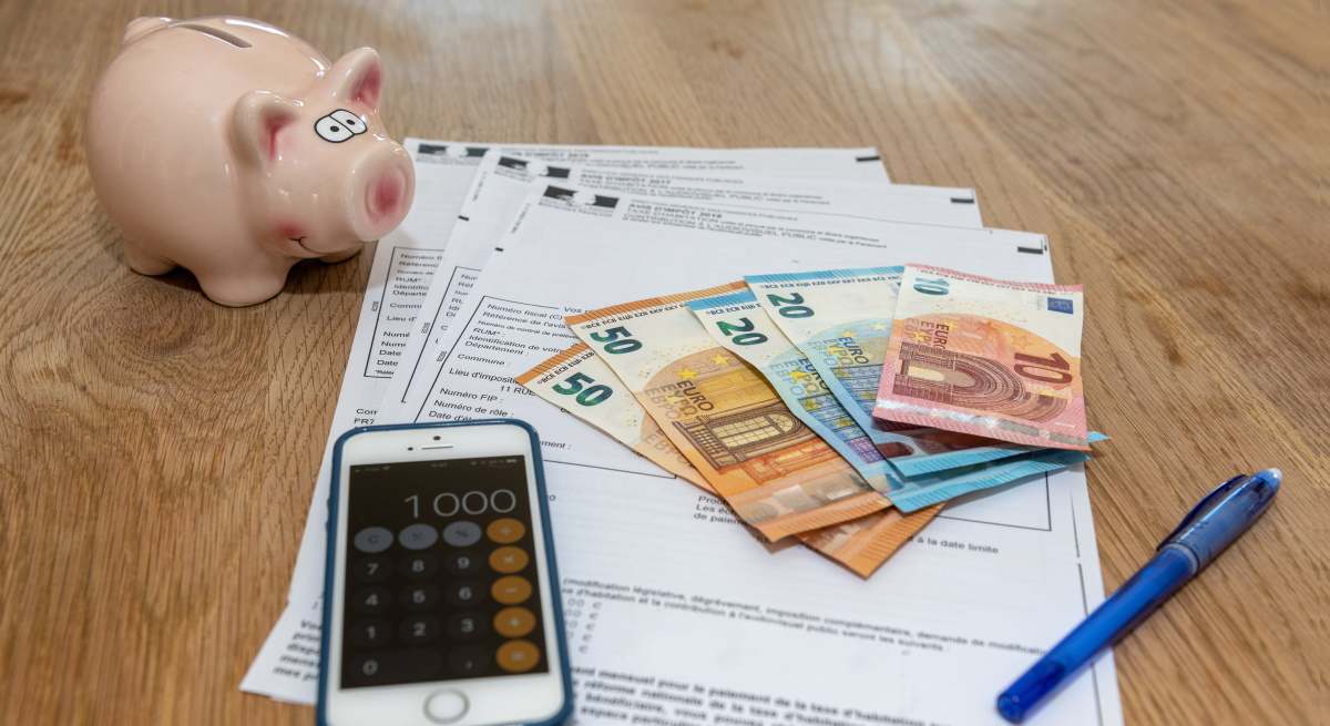 movil-billetes-cuentas-hucha-dreamstime.jpg