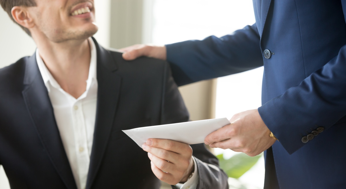 empresario-entrega-sobre-trabajador-recurso-dreamstime.jpg