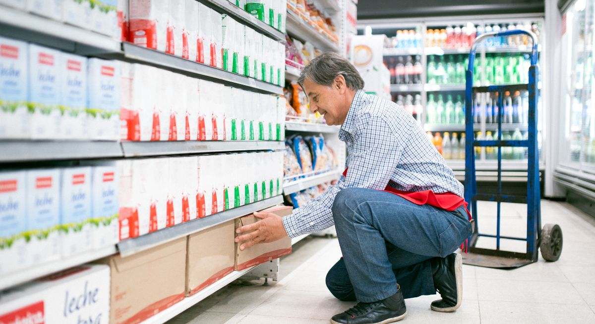 Cajas de leche en un supermercado