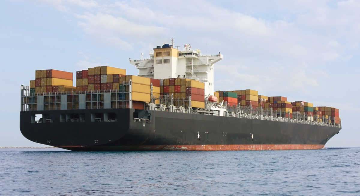 Un barco transportando contenedores