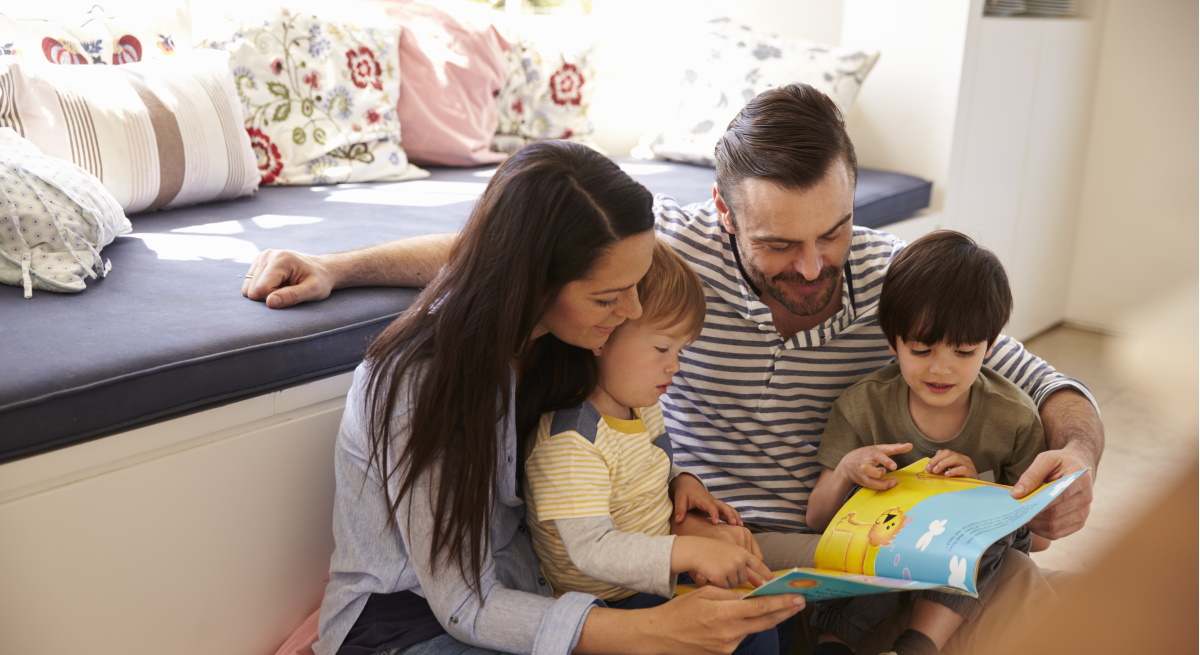 familia-padre-madre-hijos-dreamstime.jpg