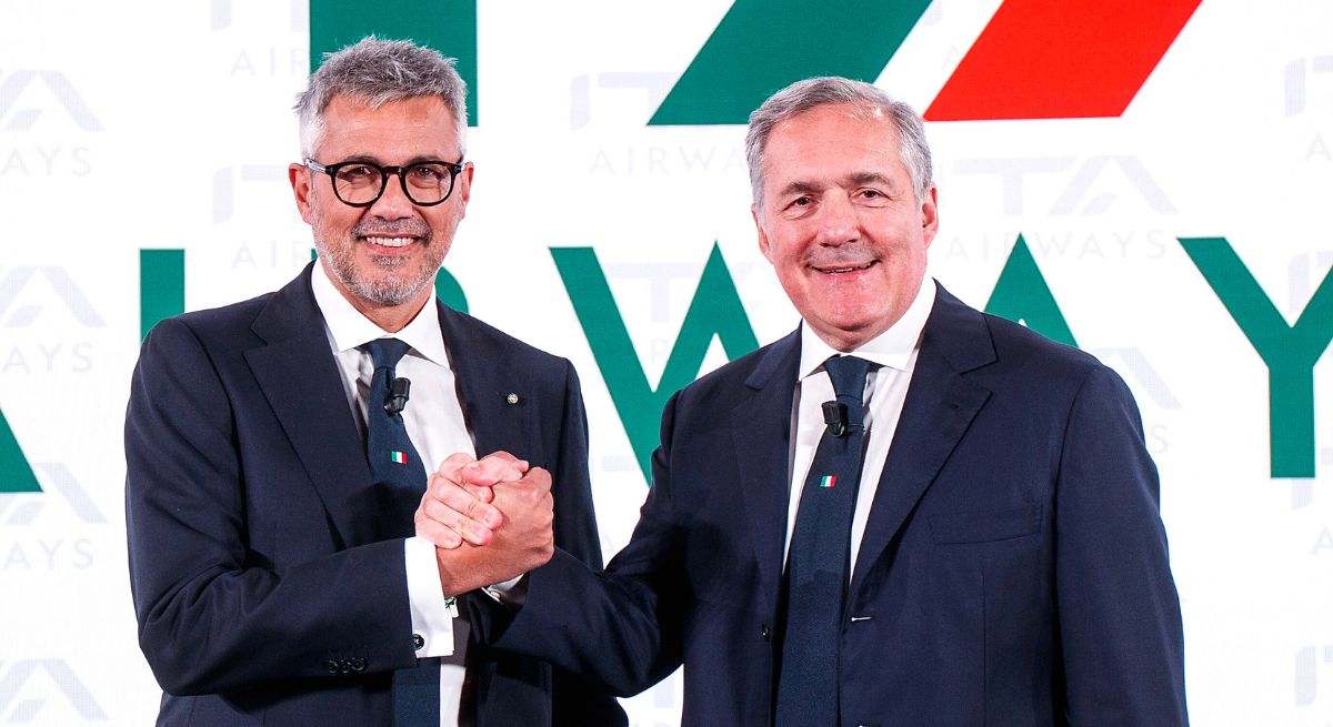 El Presidente de Italia Trasporto Aereo, Alfredo Altavilla, estrecha la mano del Consejero Delegado de ITA, Fabio Lazzerini, durante la presentación de la compañía Ita Airways