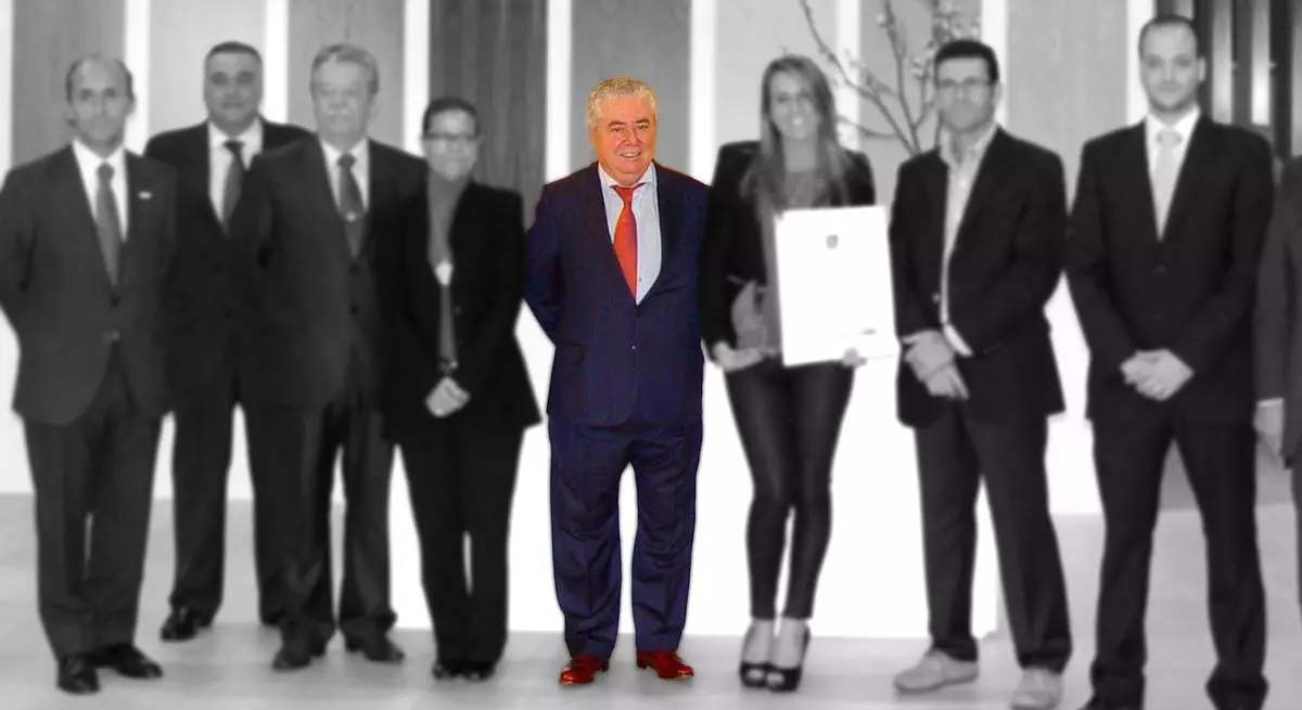 En el centro, Roberto Tojeiro Peleteiro,