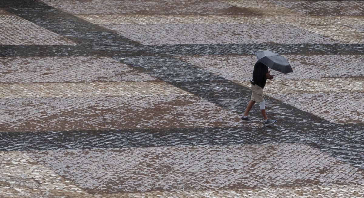 hombre-camina-paraguas-lluvia-ep.jpg
