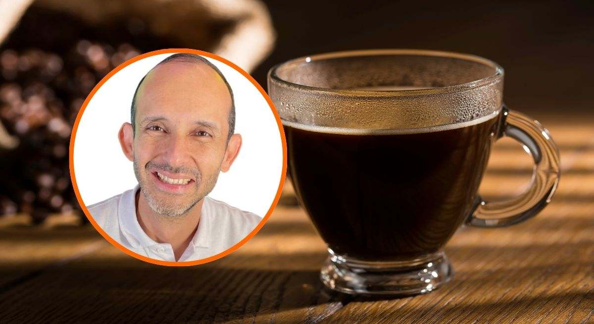 Francisco Rosero, endocrino, junto a una taza de café solo