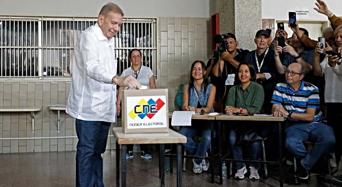 Edmundo González Urrutia deposita su voto / EP