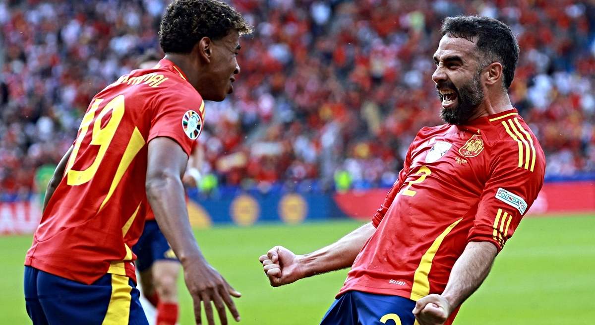 Lamine Yamal y Carvajal celebran un gol del madridista a pase del culé / EFE
